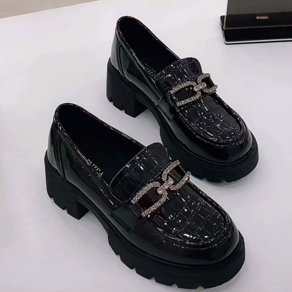 Plateau-Mokassins mit Kroko-Effekt und Strass-Kette