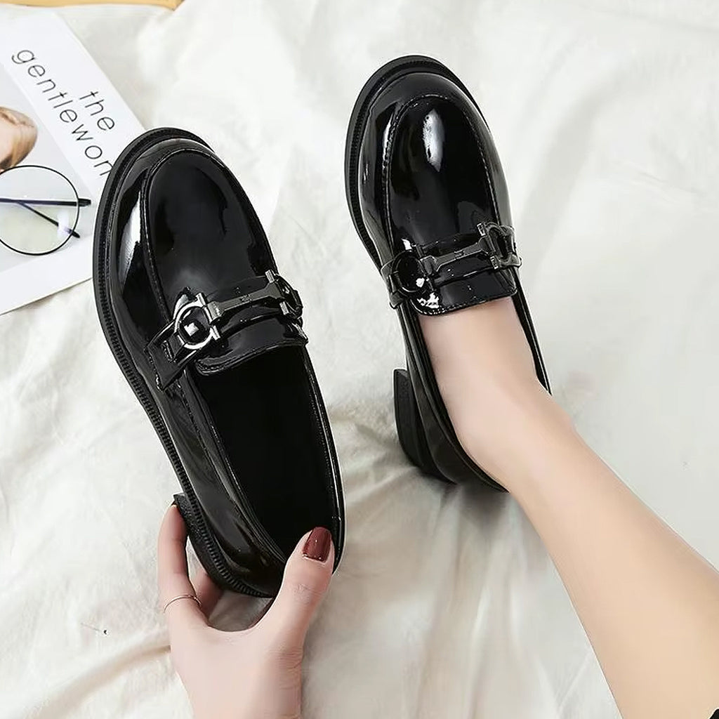 Lackloafer mit Metalldetail