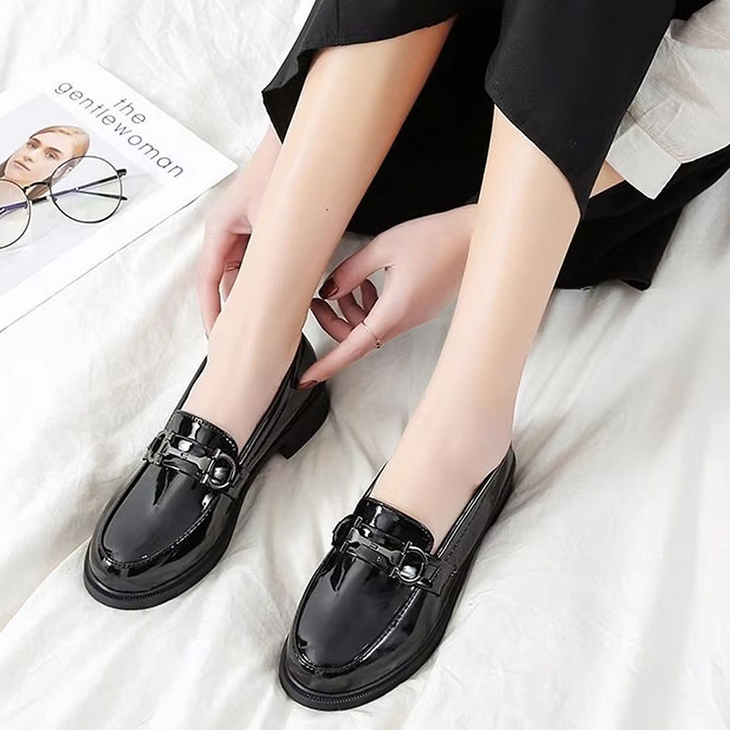 Lackloafer mit Metalldetail