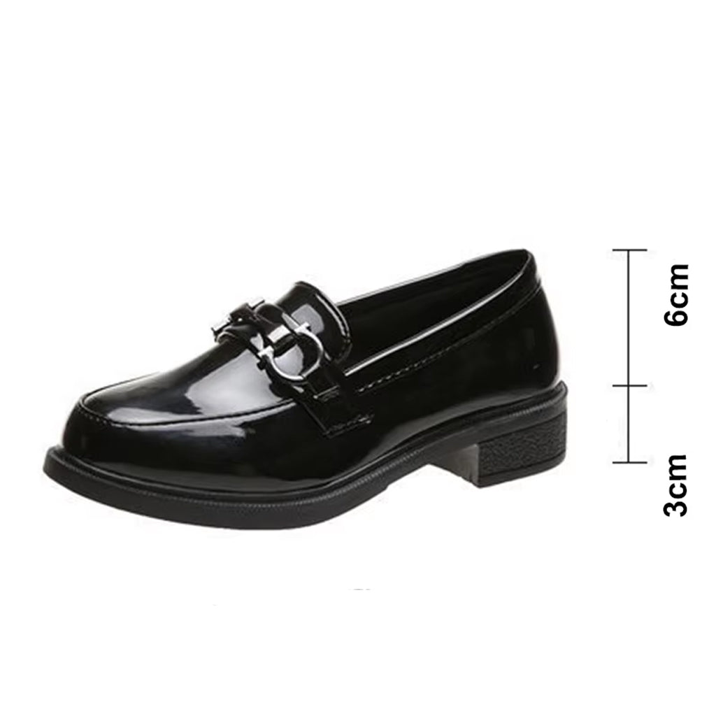Lackloafer mit Metalldetail