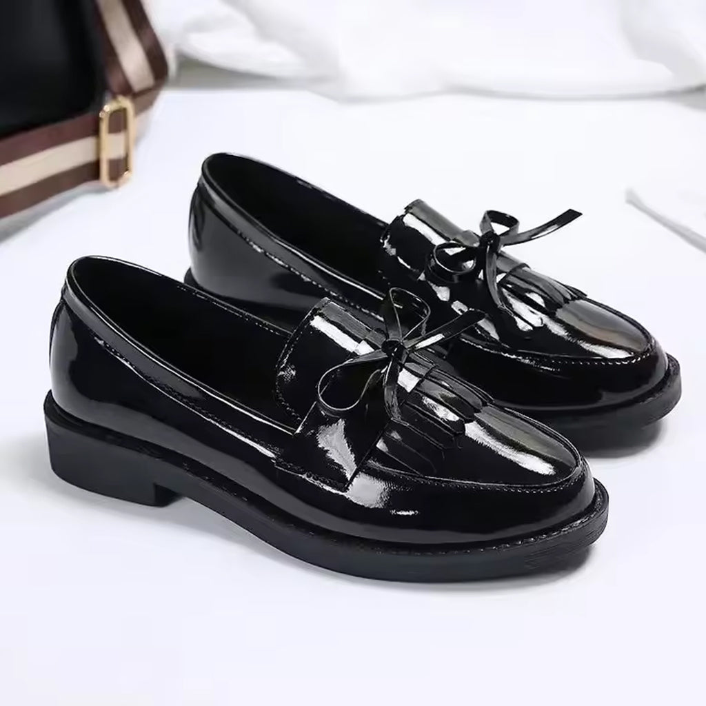 Lackierter Loafer mit Fransen und Schleife