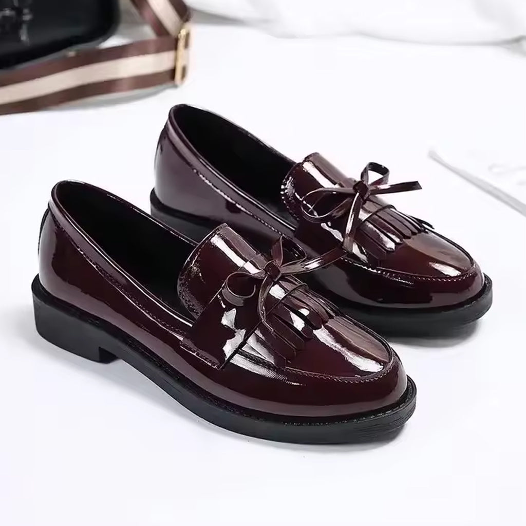 Lackierter Loafer mit Fransen und Schleife