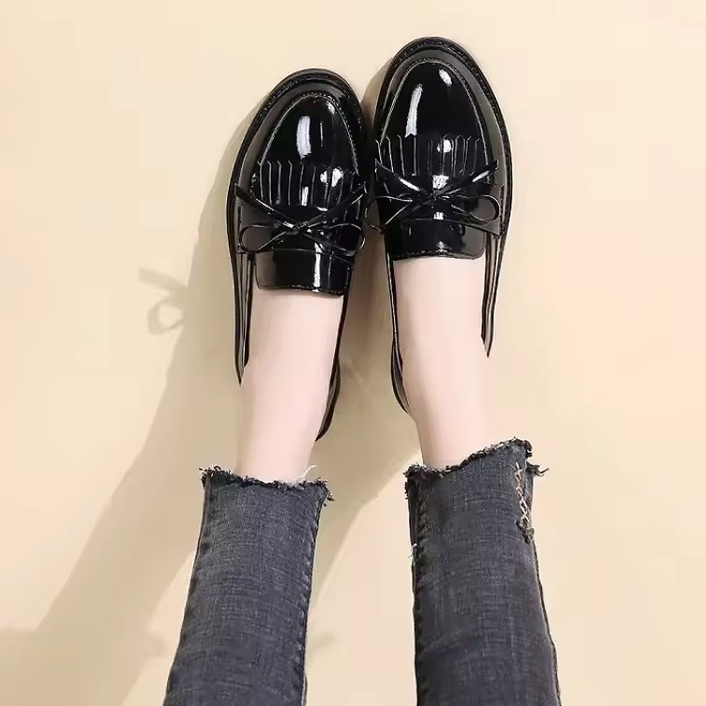 Lackierter Loafer mit Fransen und Schleife