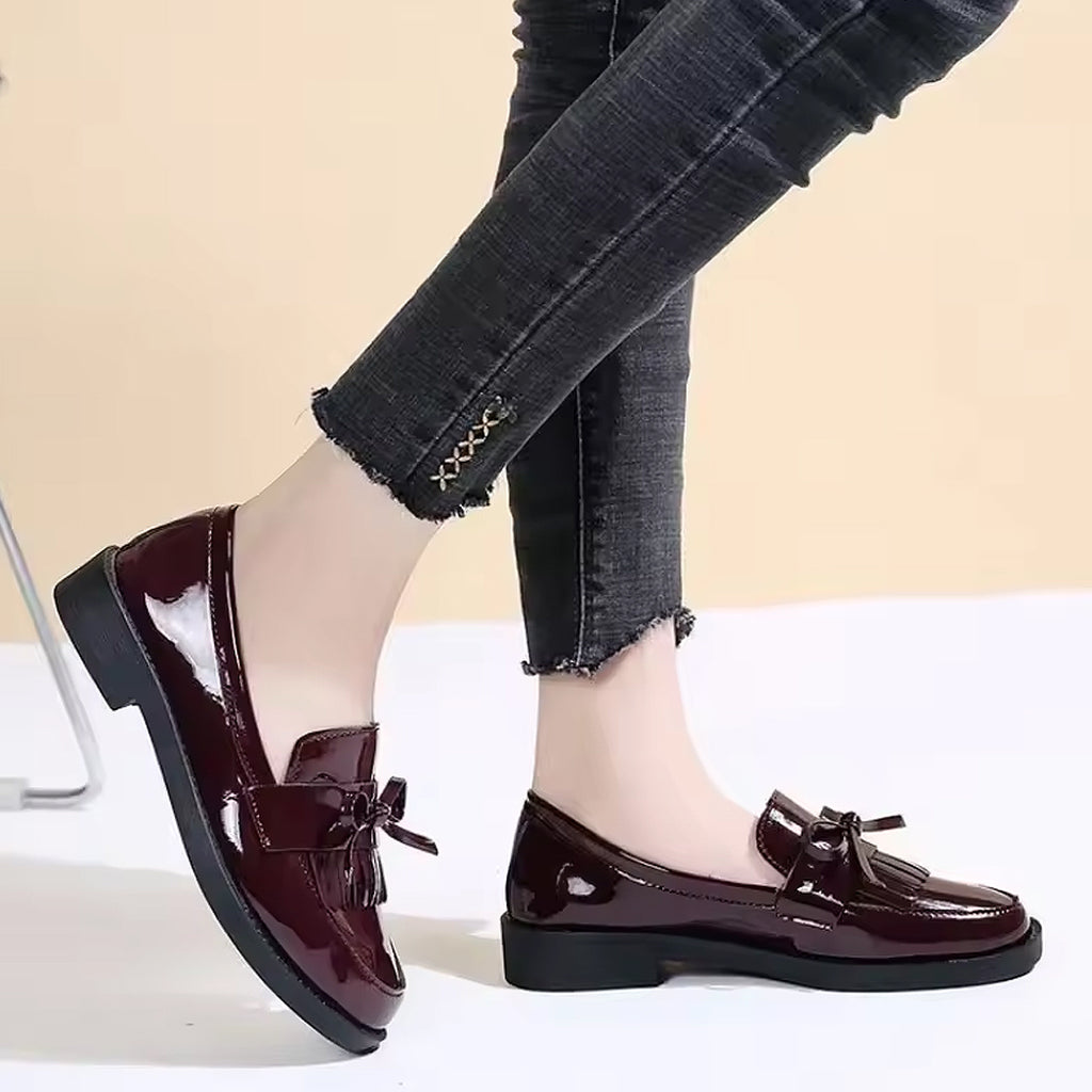 Lackierter Loafer mit Fransen und Schleife