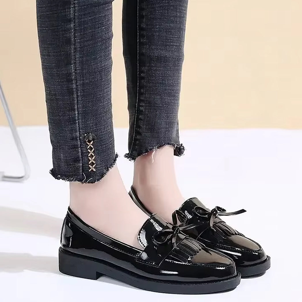 Lackierter Loafer mit Fransen und Schleife