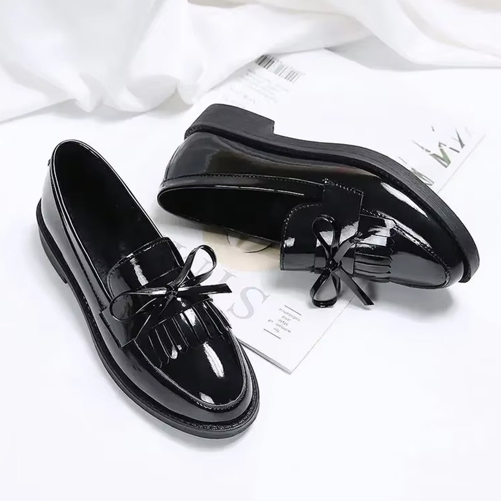 Lackierter Loafer mit Fransen und Schleife