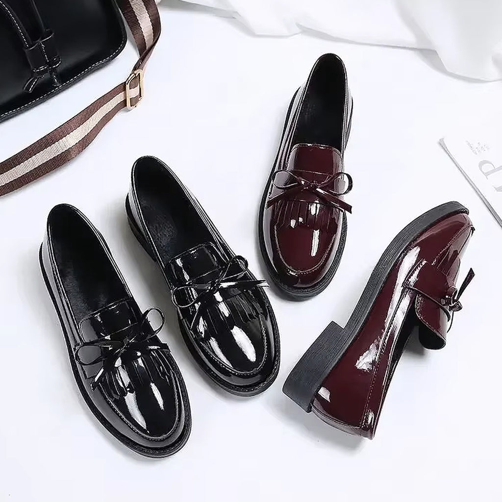 Lackierter Loafer mit Fransen und Schleife