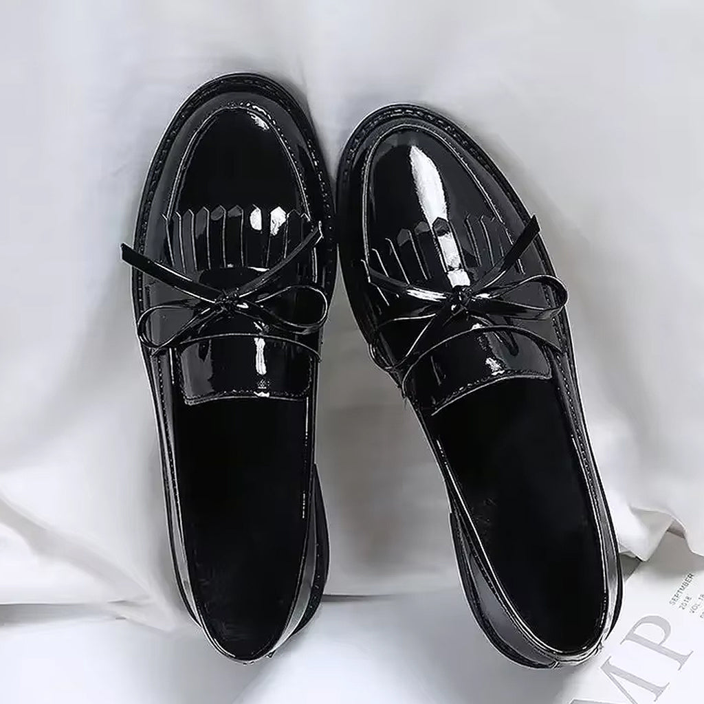 Lackierter Loafer mit Fransen und Schleife