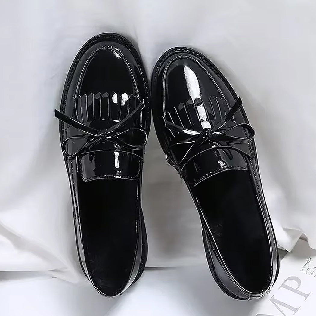 Lackierter Loafer mit Fransen und Schleife