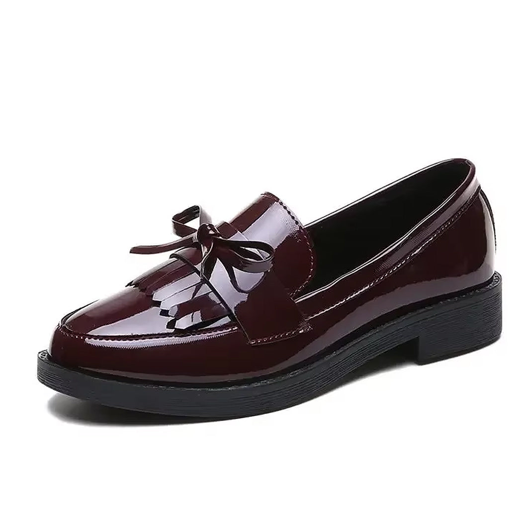 Lackierter Loafer mit Fransen und Schleife