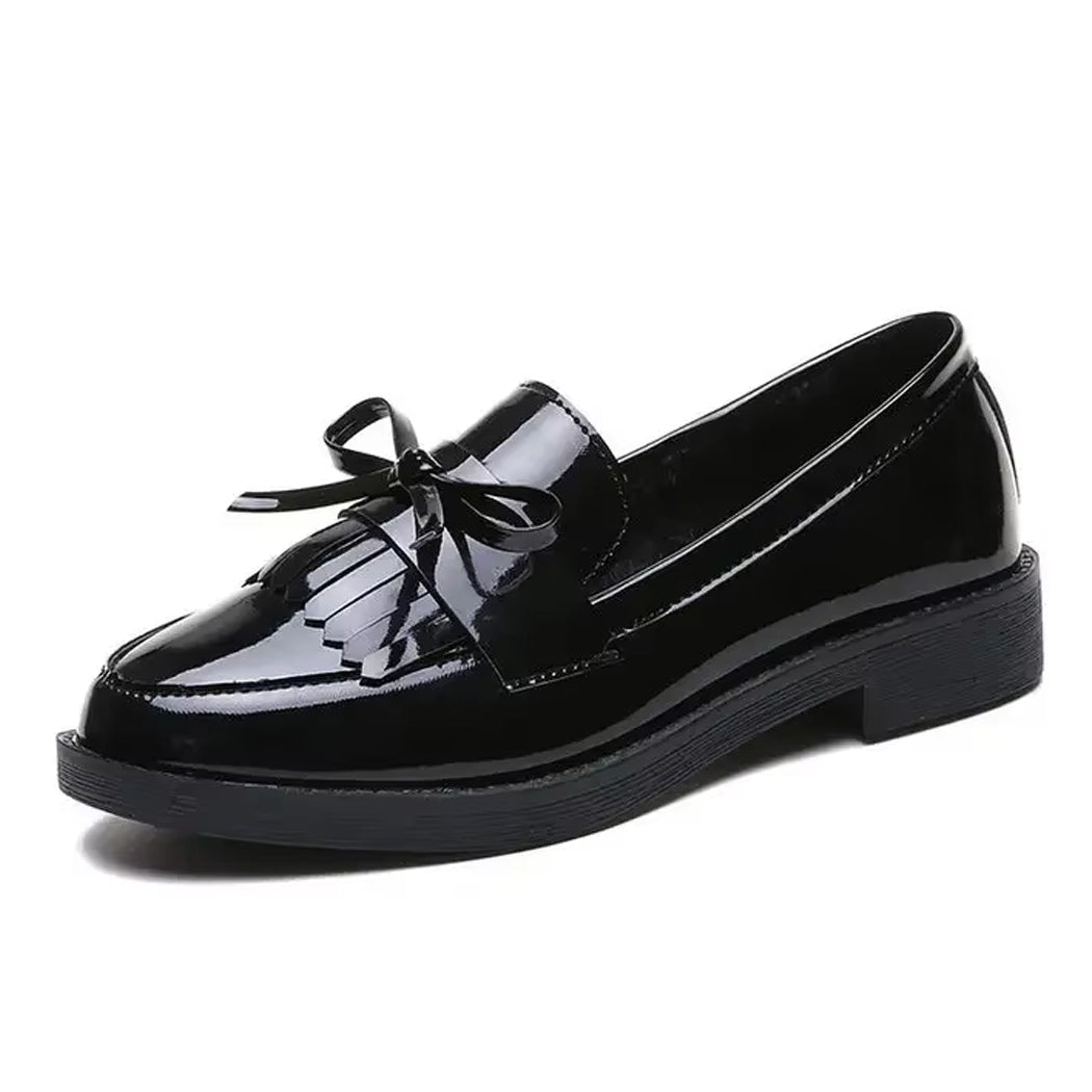 Lackierter Loafer mit Fransen und Schleife