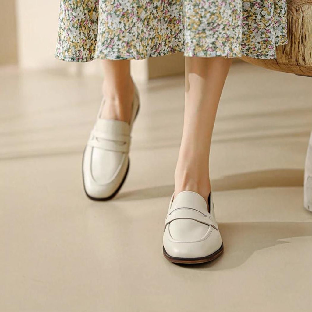 Beige Loafer mit braunen Sohlen für Damen aus Echtleder