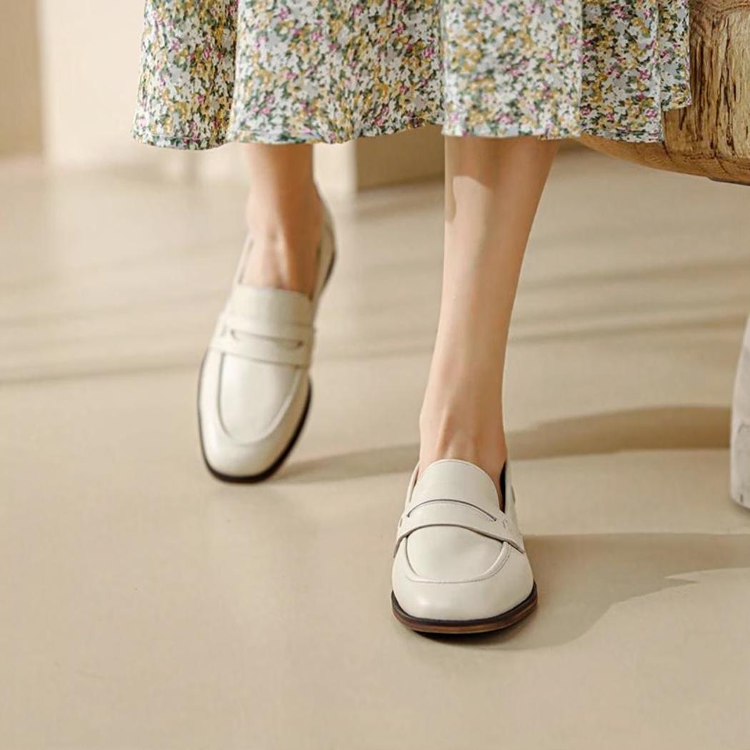 Beige Loafer mit braunen Sohlen für Damen aus Echtleder