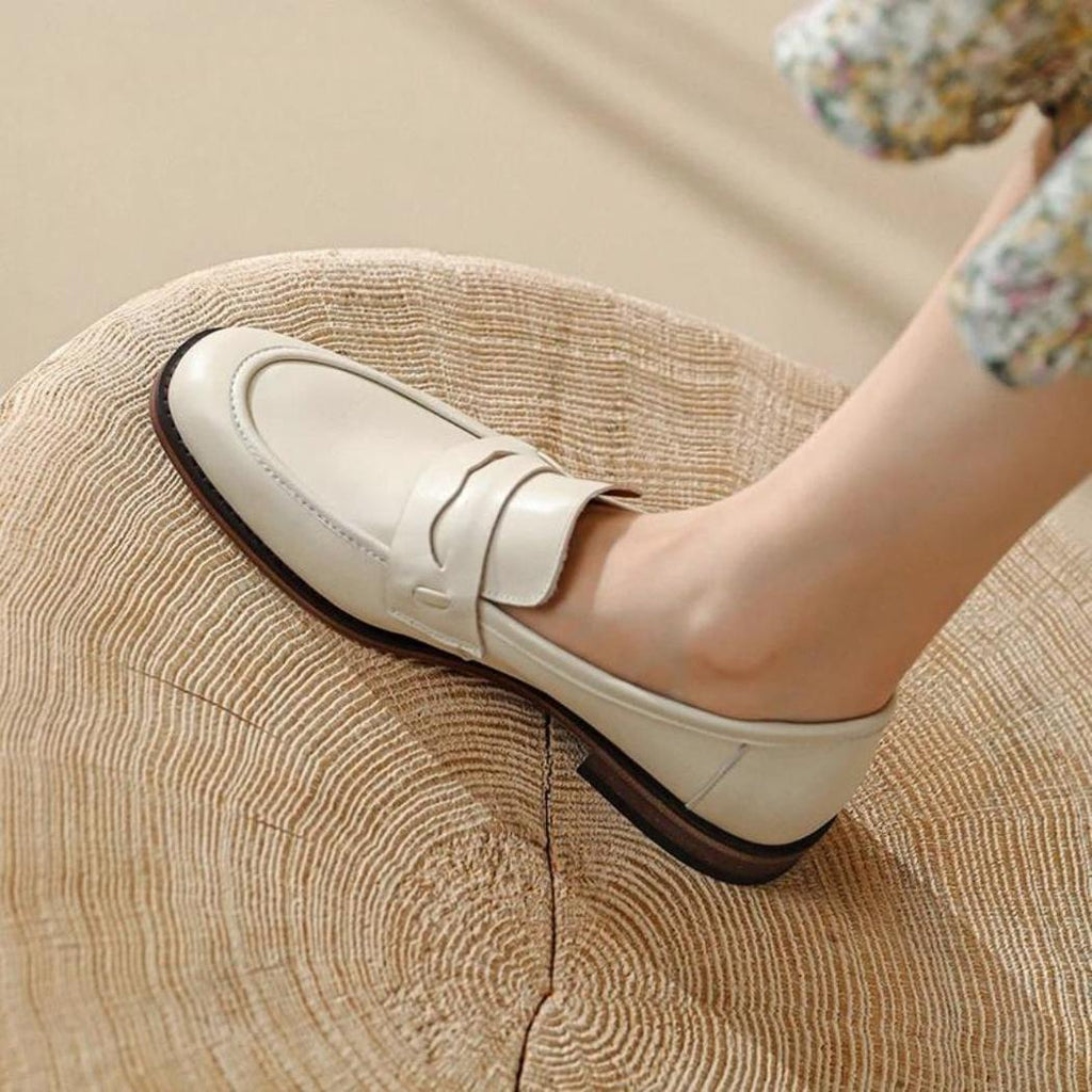 Beige Loafer mit braunen Sohlen für Damen aus Echtleder