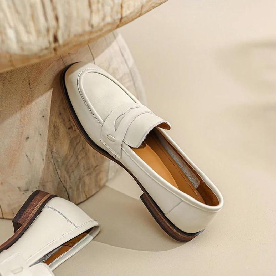 Beige Loafer mit braunen Sohlen für Damen aus Echtleder