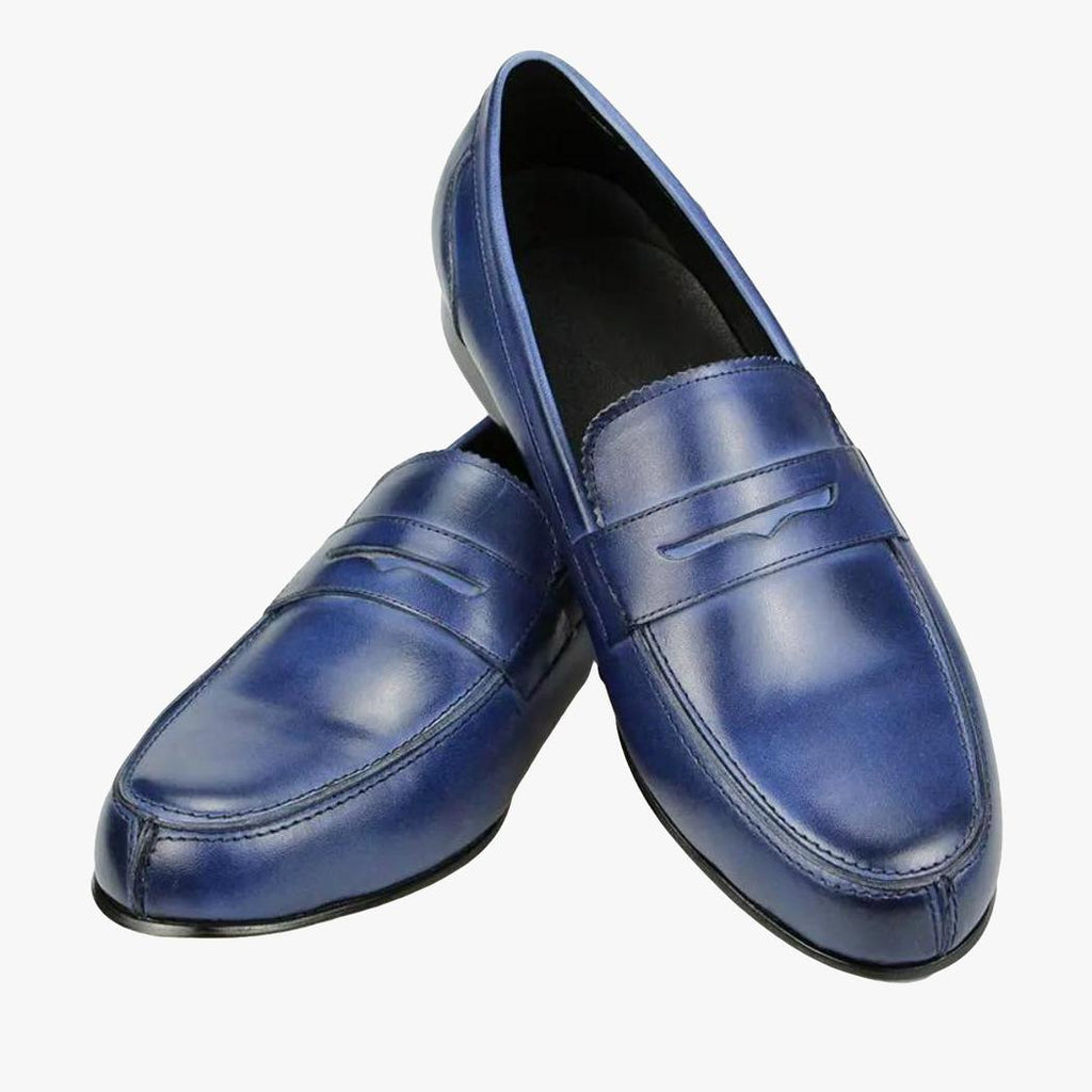 Auf weißem Hintergrund ein Paar blaue Loafer aus Echtleder für Herren