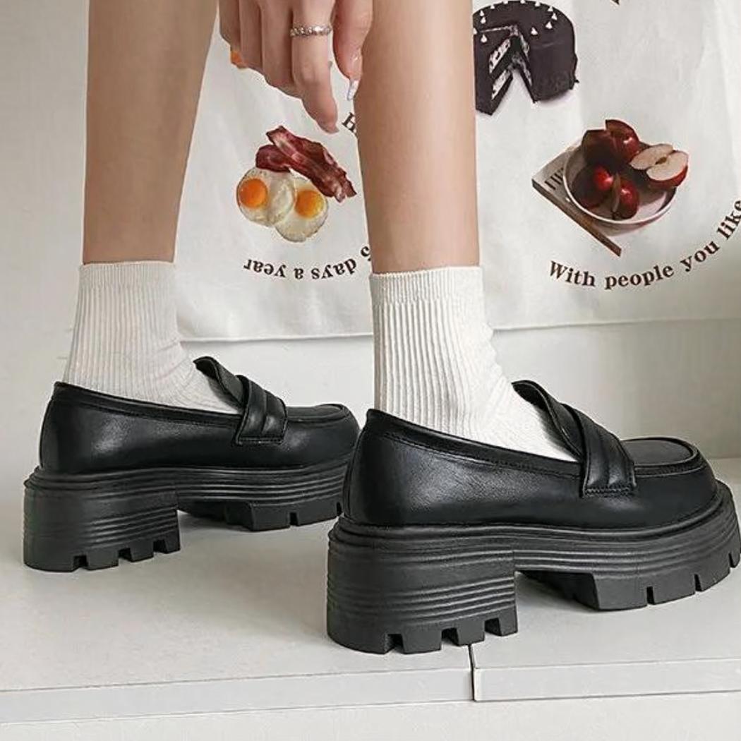 Plateau-Loafer aus Kunstleder in Weiß oder Schwarz