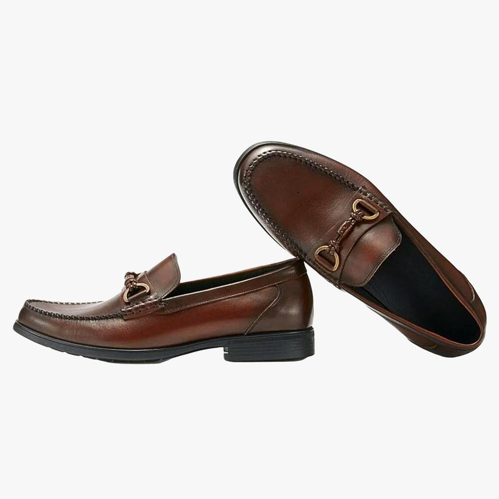 Auf weißem Hintergrund ist ein Paar brauner Loafer aus echtem Leder mit Horsebit für Herren zu sehen