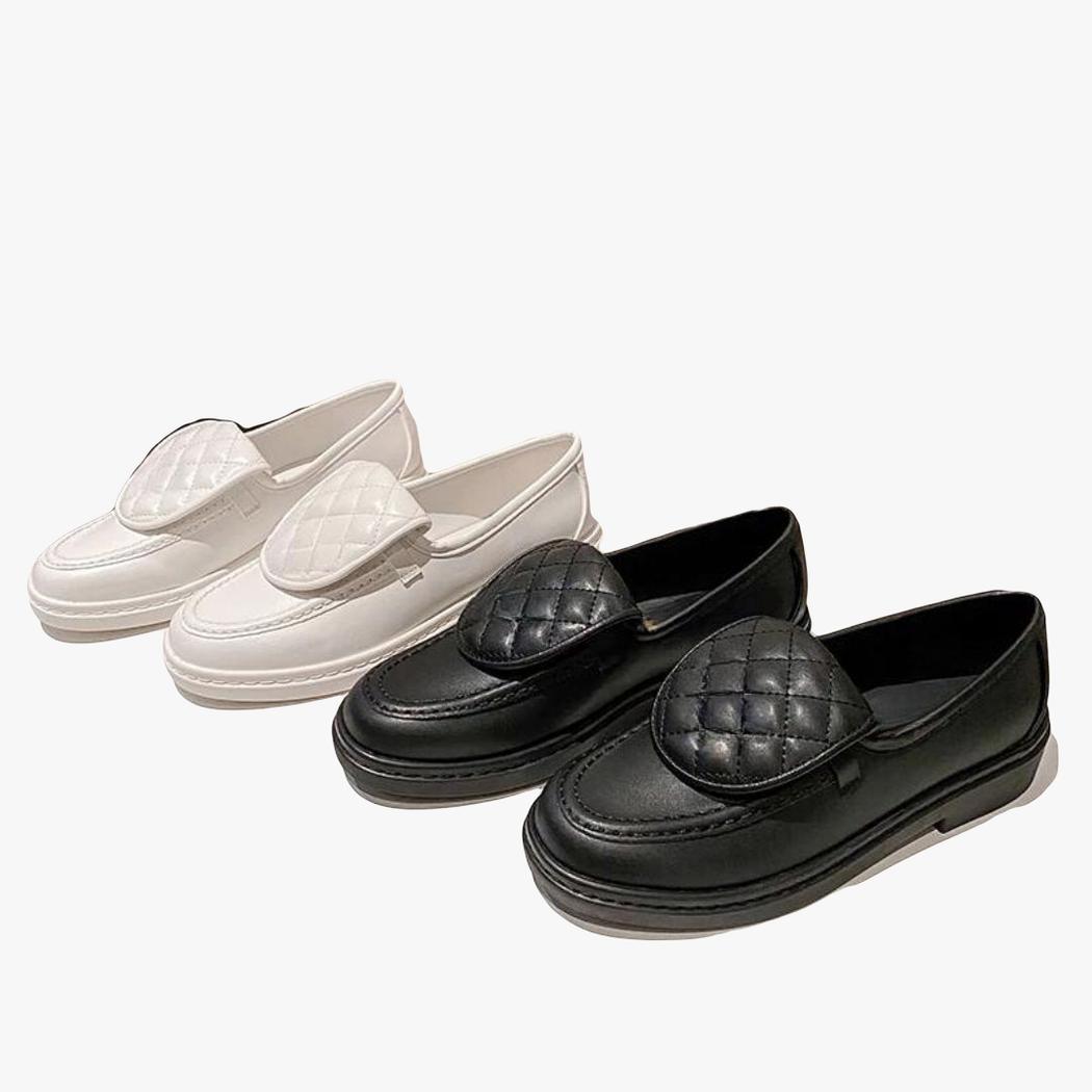Zwei Paar Loafer mit gesteppter Oberseite und Blockabsatz für Damen, ein weißes und ein schwarzes Paar nebeneinander