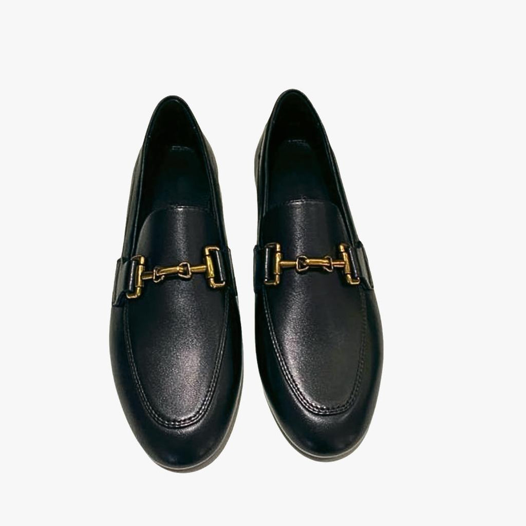 Auf weißem Hintergrund ist ein Paar schwarze Loafer für Damen aus echtem Leder zu sehen
