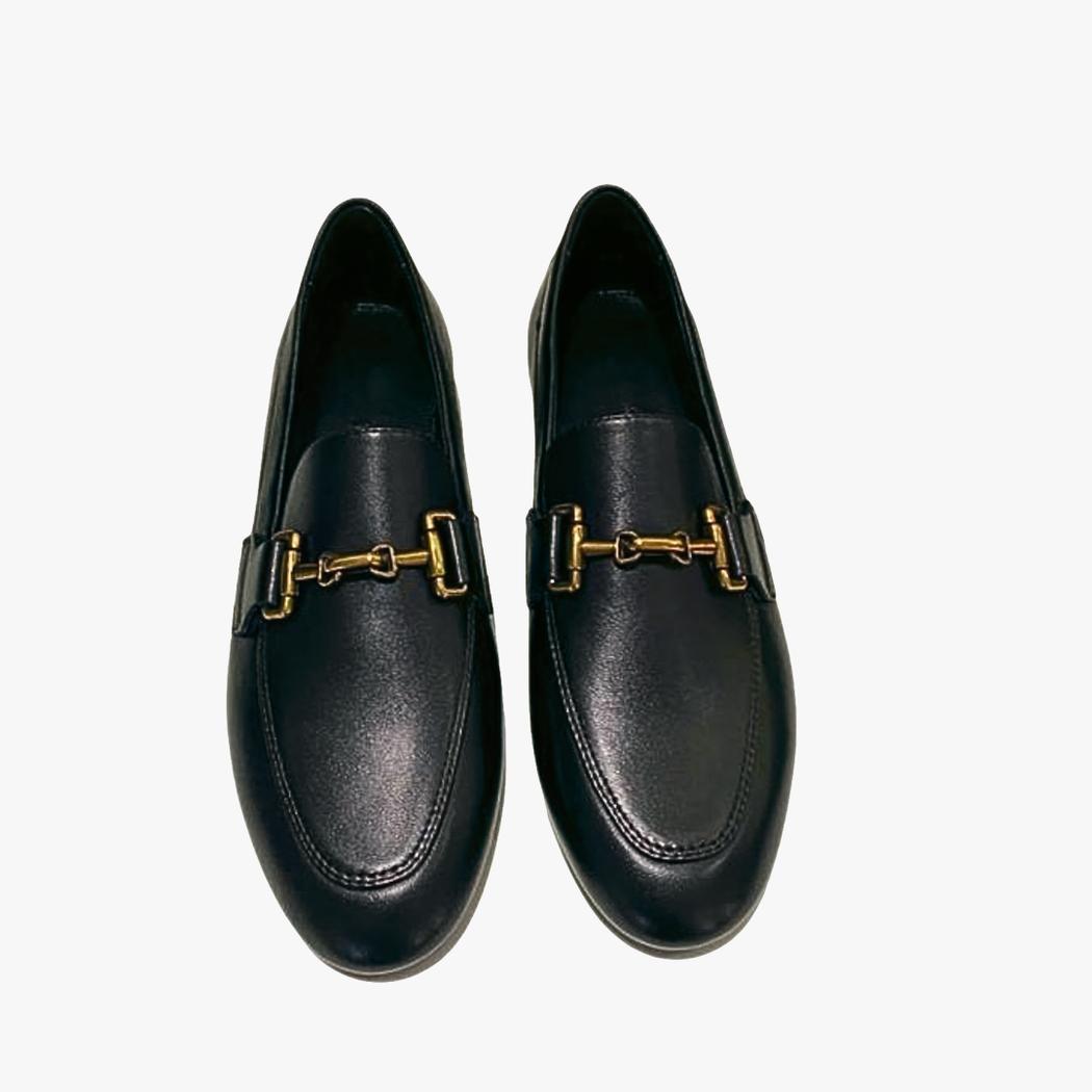 Auf weißem Hintergrund ist ein Paar schwarze Loafer für Damen aus echtem Leder zu sehen