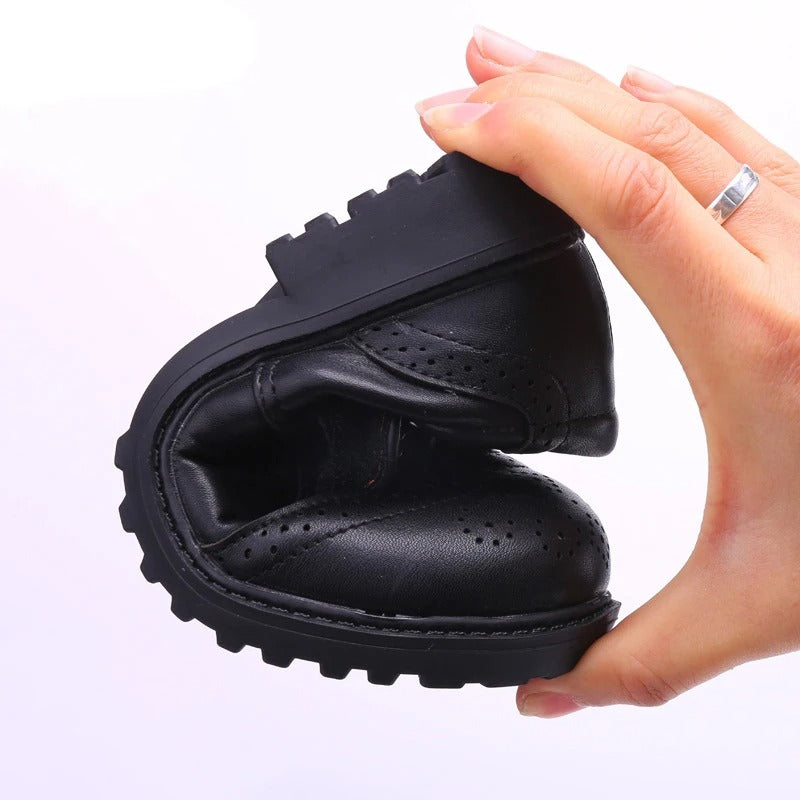 Geschlossene Lack-Loafer mit Schnürung für Jungen