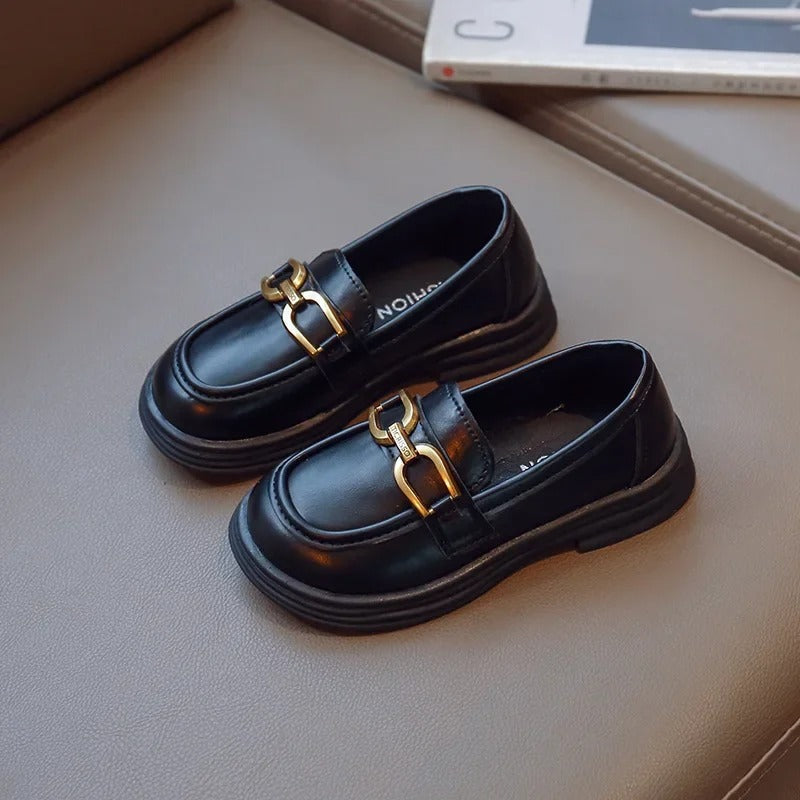 Dunkle Loafer für Mädchen mit Schnalle