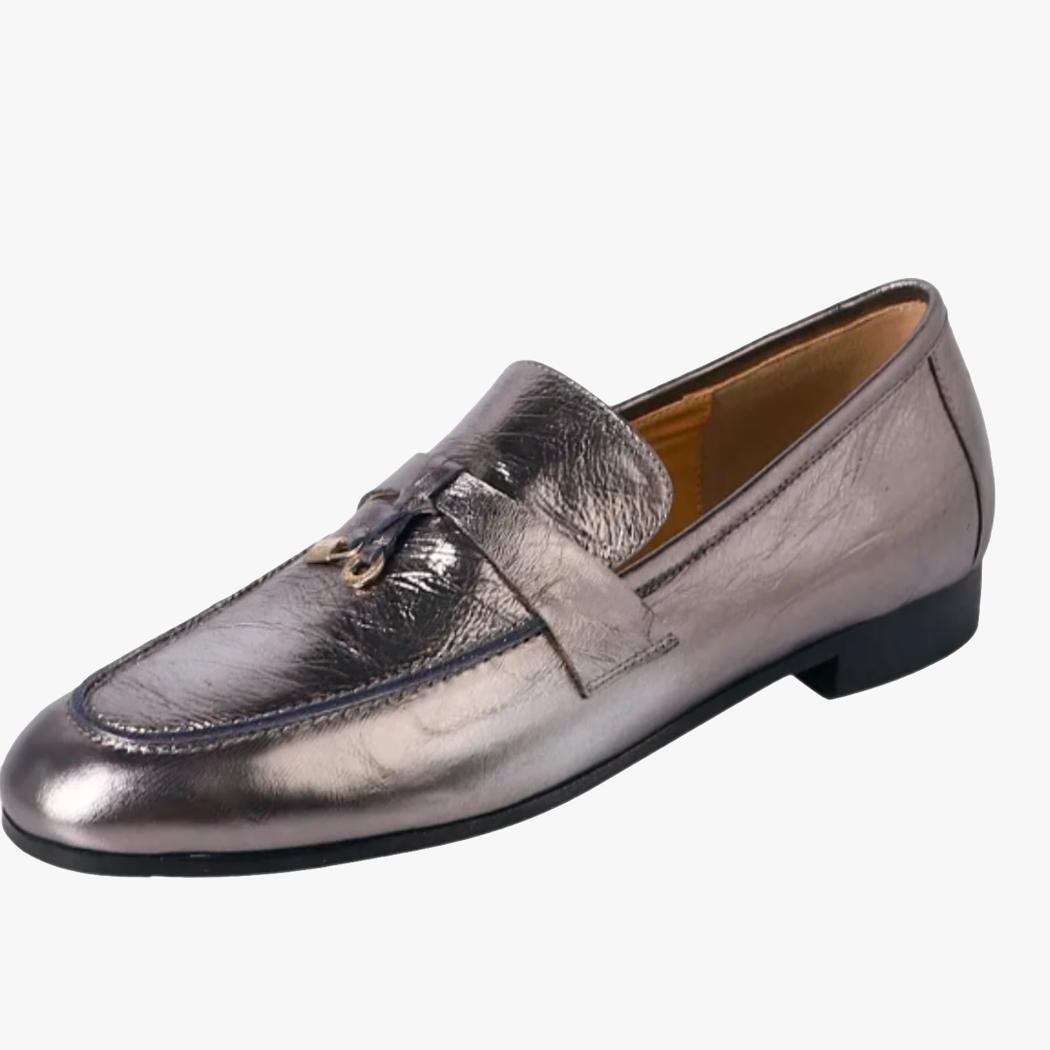 Auf weißem Hintergrund ist ein silberner Loafer mit Quaste für Damen aus echtem Leder zu sehen