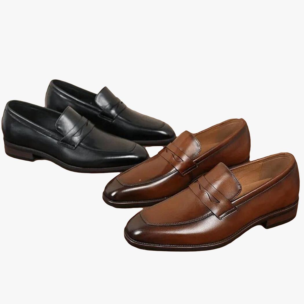 Auf braunem Hintergrund sind zwei Paar elegante Loafer aus echtem Leder für Herren zu sehen, ein Paar ist schwarz, das andere braun