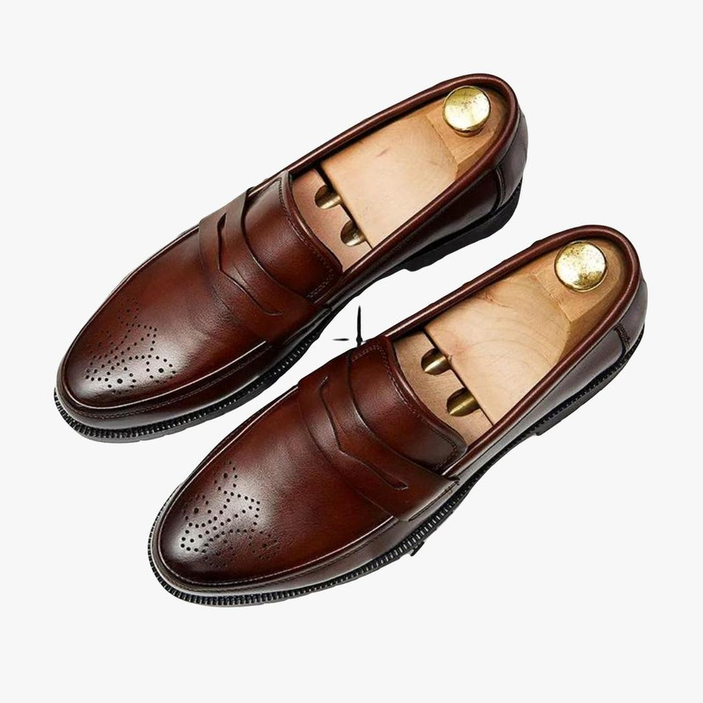 Auf hellem Hintergrund ist ein Paar brauner Hochzeits-Loafer aus Kunstleder für Herren zu sehen