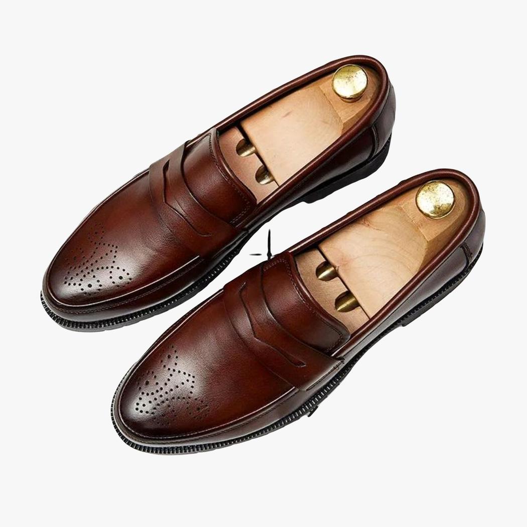 Auf hellem Hintergrund ist ein Paar brauner Hochzeits-Loafer aus Kunstleder für Herren zu sehen