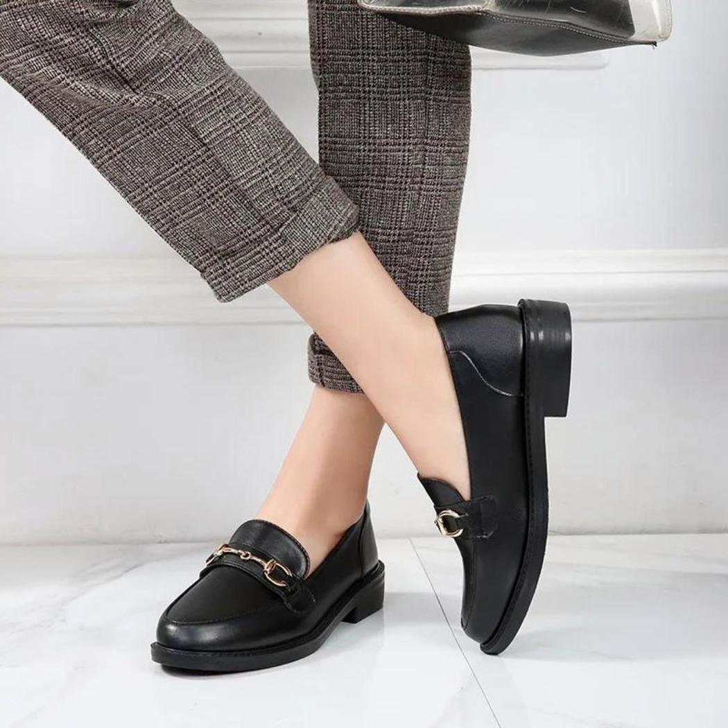 Schwarze Loafer aus Leder für Damen mit Metallschnalle und Blockabsatz