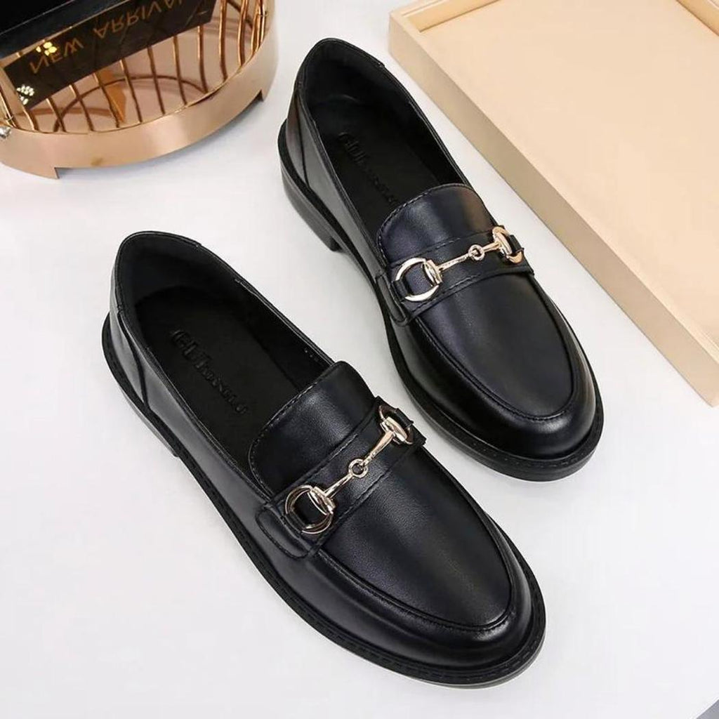 Schwarze Loafer aus Leder für Damen mit Metallschnalle und Blockabsatz