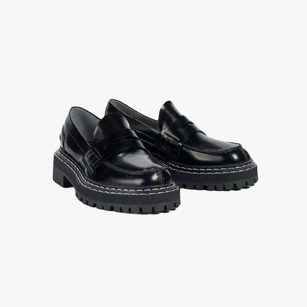 Auf hellgrauem Hintergrund ist ein Paar schwarze Loafer mit dicker Sohle für Damen aus Kunstleder zu sehen