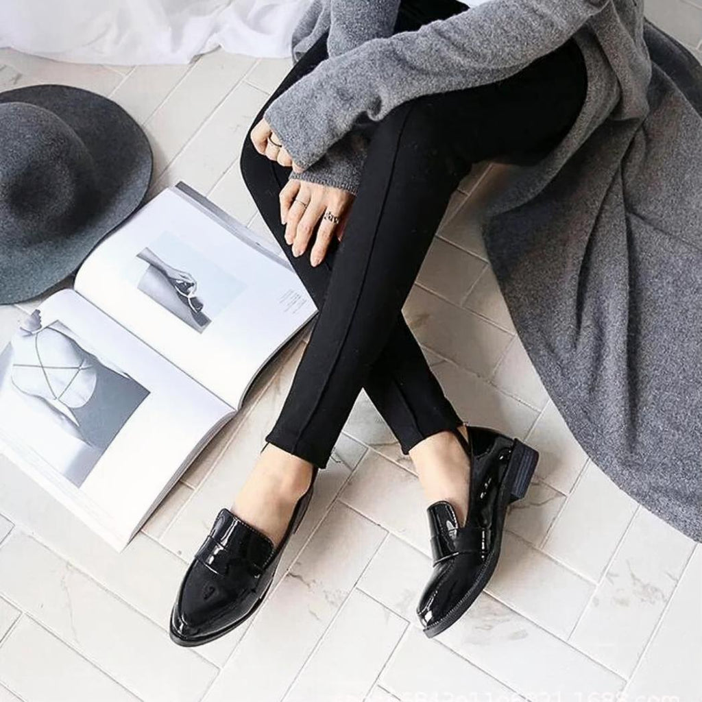 Schwarze Lack-Loafer mit spitzer Kappe für Damen