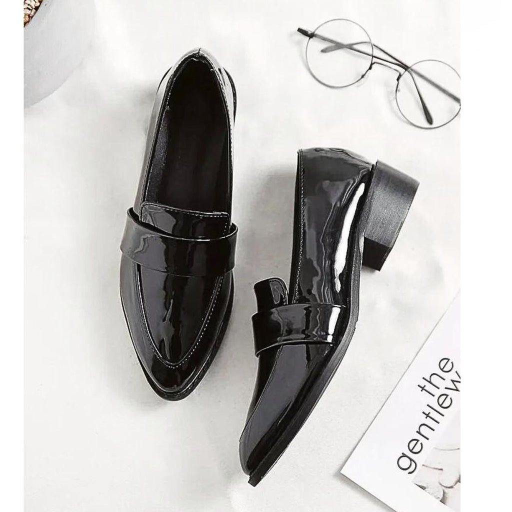 Schwarze Lack-Loafer mit spitzer Kappe für Damen