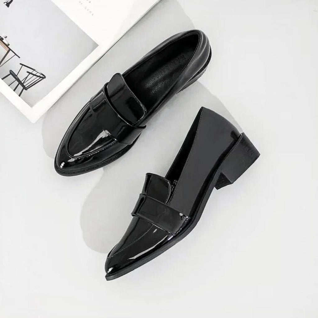 Schwarze Lack-Loafer mit spitzer Kappe für Damen