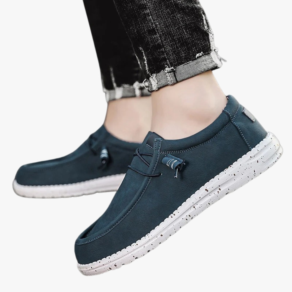 Mokassins aus blauem Kunstleder mit weißer Sohle und kleinen schwarzen Sprenkeln