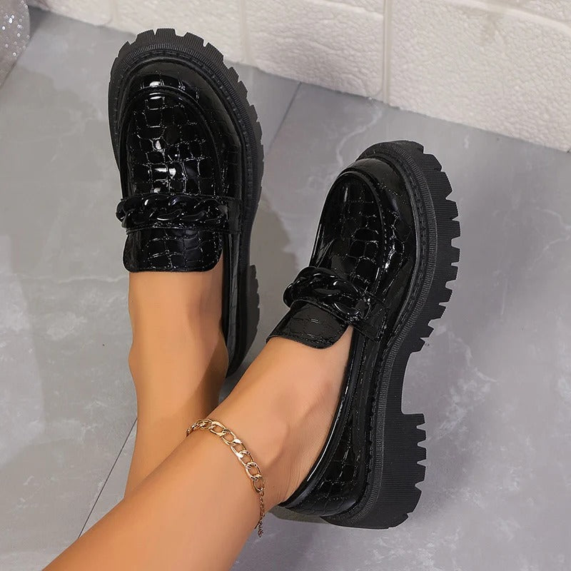 Schwarze Loafer in Lackleder mit Kroko-Optik für Damen