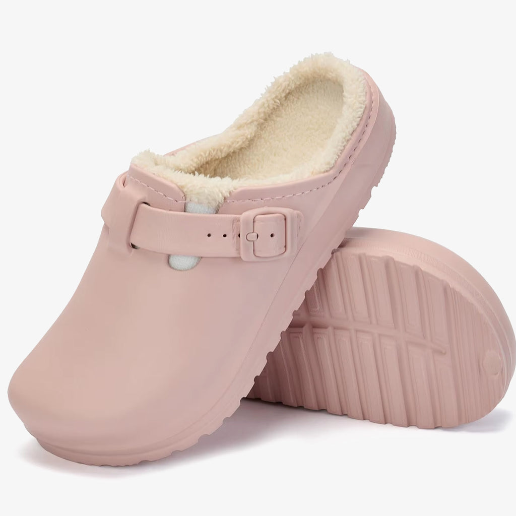 Ein Paar gefütterte Slipper-Mokassins aus Kunstleder für Damen auf weißem Hintergrund