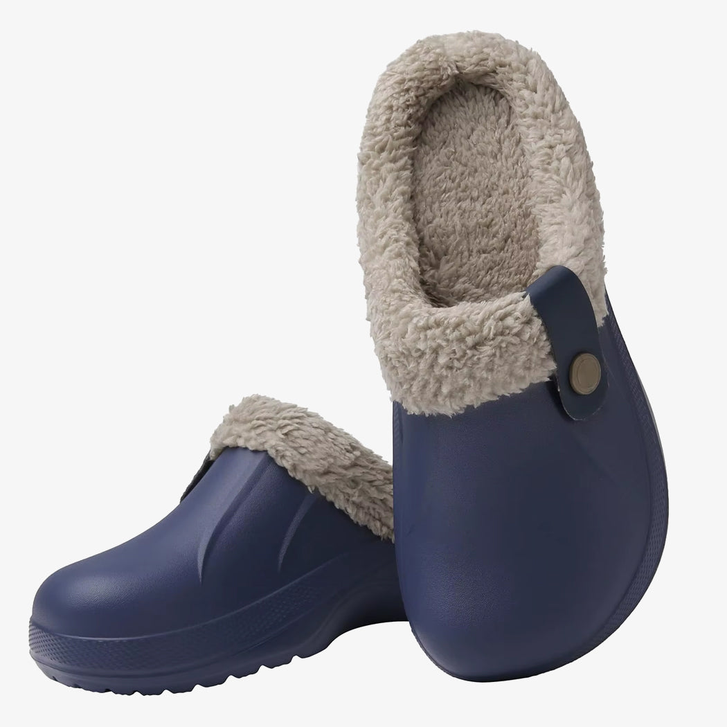 Ein Paar blaue Clog-Mokassins aus Kunststoff für Damen mit Futter auf weißem Hintergrund