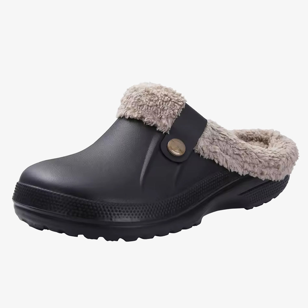 Schwarze Clog-Mokassins aus Kunststoff mit braunem Plüschfutter auf weißem Hintergrund