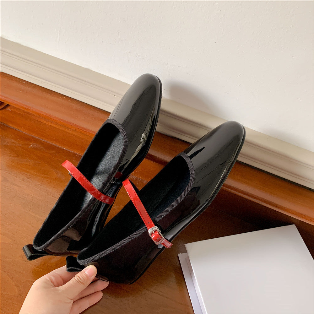 Ballerina-Mokassin aus Lackleder mit schmaler Schnalle auf dem Spann