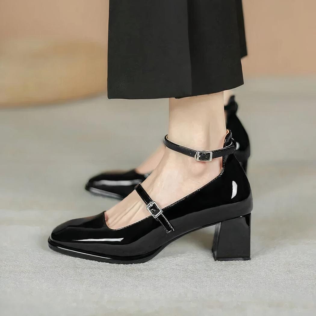 Ballerina-Loafer in Lackoptik mit Absatz und zwei Riemchen