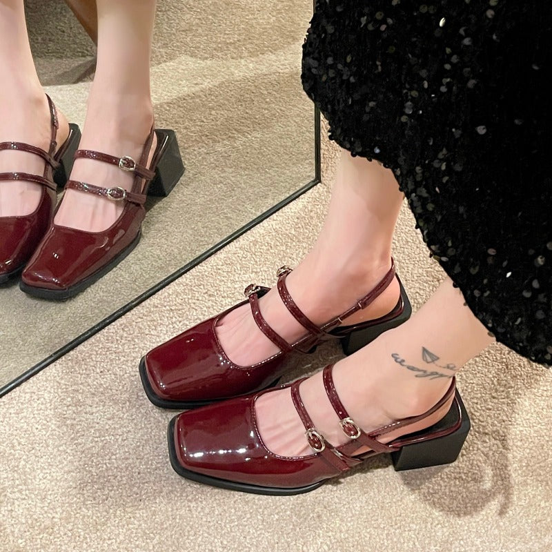 Lack-Mokassin im Ballerina-Stil mit zwei Schnallen auf dem Spann und einer Schnalle an der Ferse