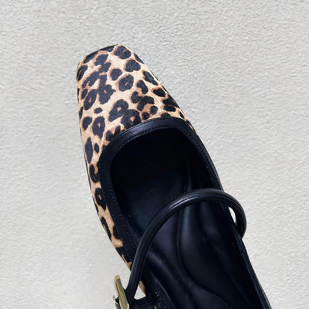 Ballerina-Loafer mit Leopardenmuster und goldener Schnalle