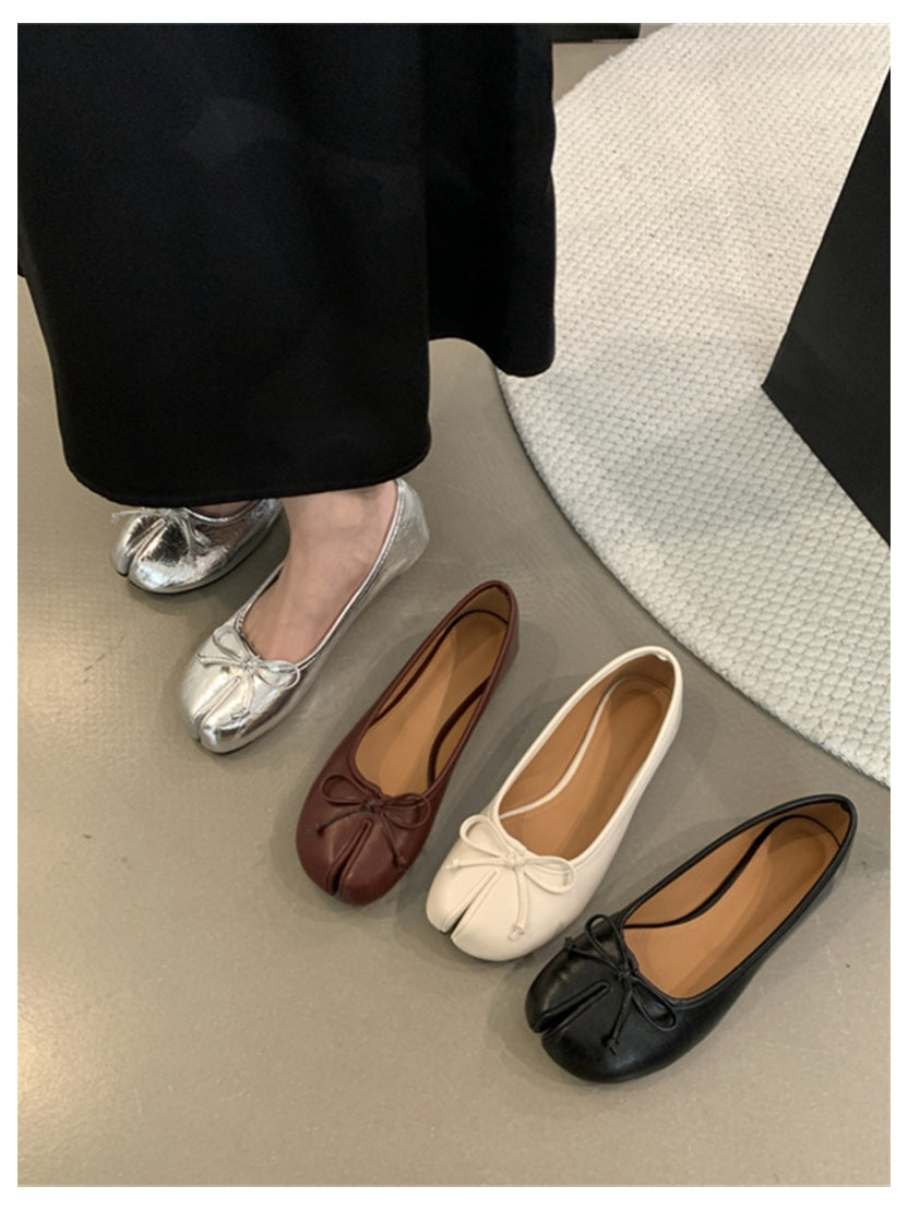 Flache Tabi-Ballerinas mit dekorativer Schleife