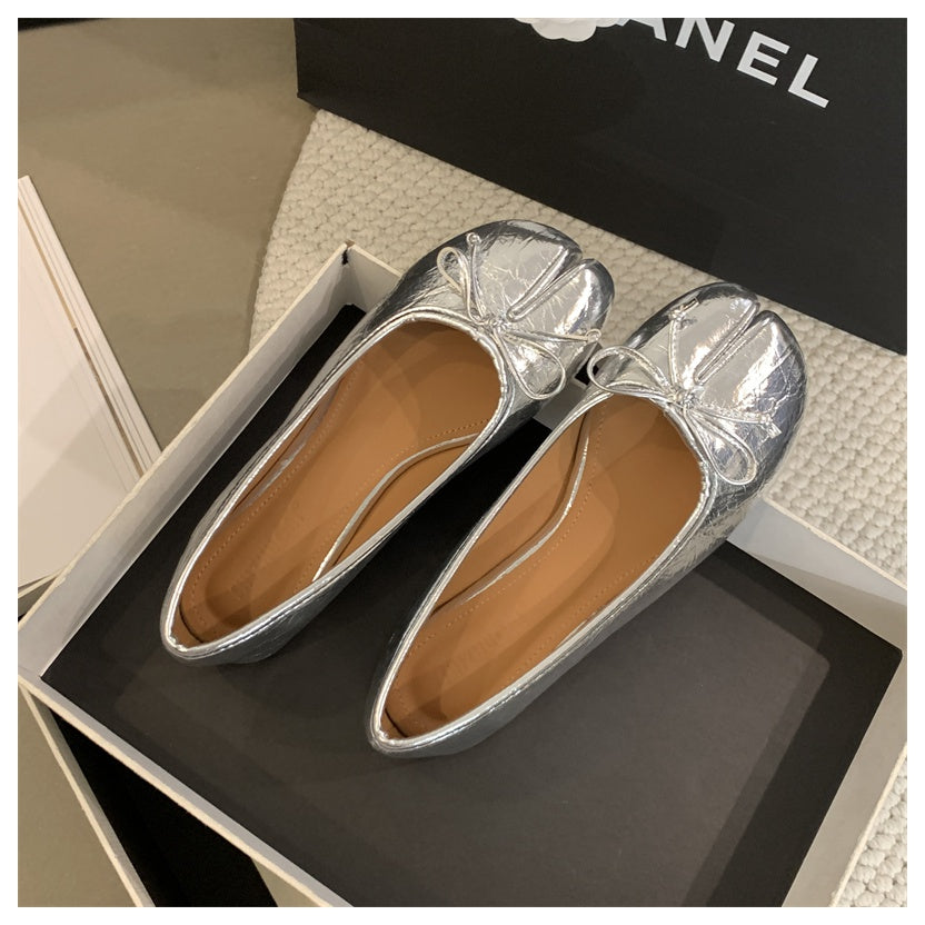 Flache Tabi-Ballerinas mit dekorativer Schleife