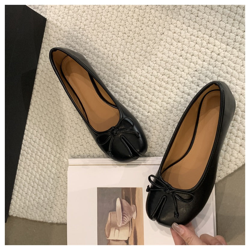 Flache Tabi-Ballerinas mit dekorativer Schleife