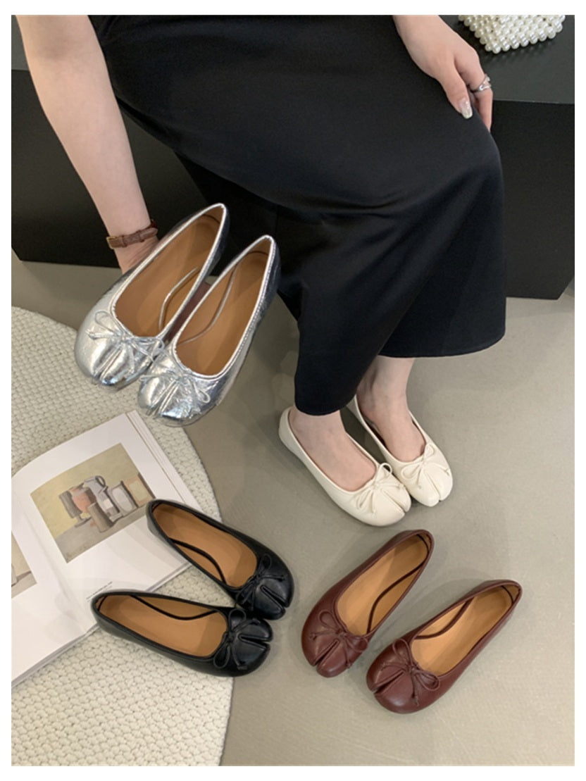 Flache Tabi-Ballerinas mit dekorativer Schleife
